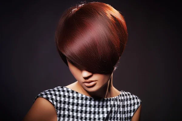 Schönes Frauenporträt mit modischem Haarschnitt und kreativem trendigen Make-up — Stockfoto
