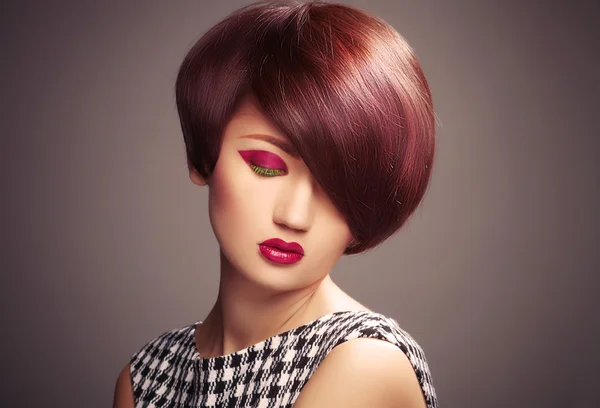 Retrato de mulher bonita com corte de cabelo de moda e maquiagem moderna criativa — Fotografia de Stock