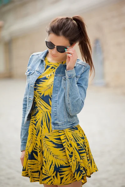 Retrato de moda mujer bonita con estilo en gafas de sol posando en la ciudad —  Fotos de Stock