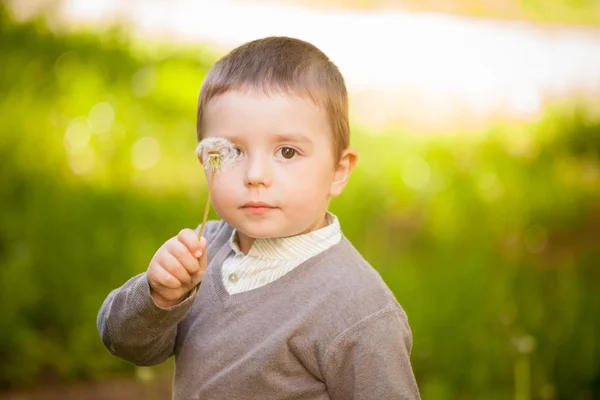 Bello felice bambino ragazzo, all'aperto sparare — Foto Stock