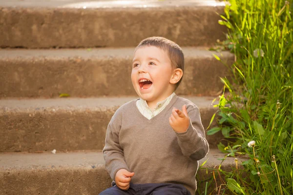 Bello felice bambino ragazzo, all'aperto sparare — Foto Stock