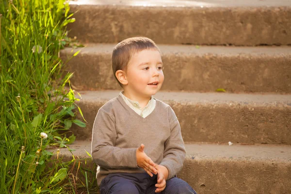 Bello felice bambino ragazzo, all'aperto sparare — Foto Stock