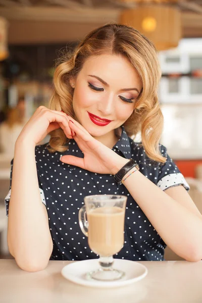 Retro beautiful woman in restaurant cafe with coffee — Stock Photo, Image
