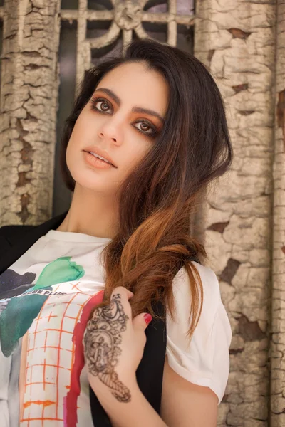 Retrato de uma jovem mulher indiana em estilo casual com mehendi nas ruas da cidade velha — Fotografia de Stock