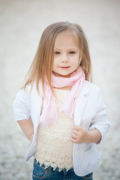 Belle petite fille aux cheveux blonds en plein air. Petite fille 2-3 ans — Photo