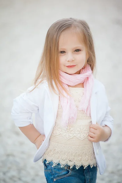 Hermosa niña con el pelo rubio al aire libre. Niña 2-3 años —  Fotos de Stock