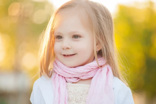 Belle petite fille aux cheveux blonds en plein air. Petite fille 2-3 ans — Photo