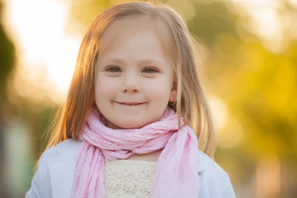 Vacker flicka med blont hår utomhus. Liten flicka 2-3 år gammal Royaltyfria Stockfoton