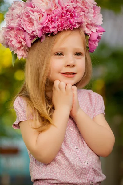 Beautiful baby girl with blonde  hair outdoors. Little girl 2-3 year old — Stock Photo, Image
