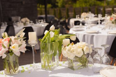 Bir etkinlik ya da düğün resepsiyonu için masa hazır.