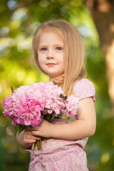 Hermosa niña con el pelo rubio al aire libre. Niña 2-3 años —  Fotos de Stock