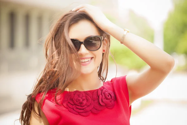 Hermosa joven con gafas de sol caminando por la ciudad. Foto de verano —  Fotos de Stock