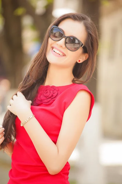 Hermosa joven con gafas de sol caminando por la ciudad. Foto de verano —  Fotos de Stock