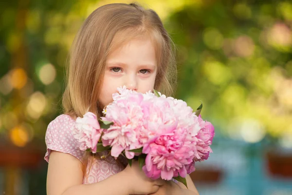 Hermosa niña con el pelo rubio al aire libre. Niña 2-3 años — Foto de Stock