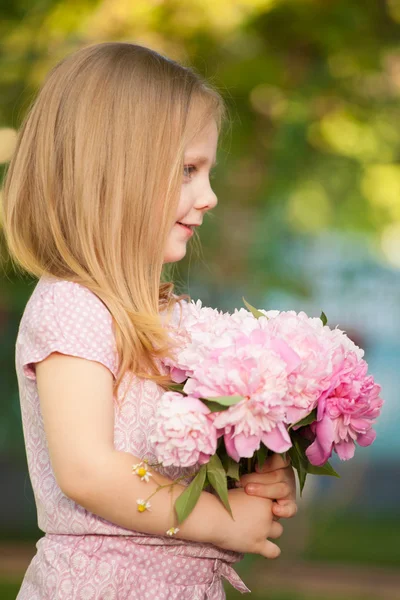 Beautiful baby girl with blonde  hair outdoors. Little girl 2-3 year old — Stock Photo, Image