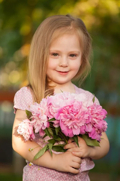 Mooie babymeisje met blonde haren buitenshuis. 2-3 jaar oud meisje — Stockfoto