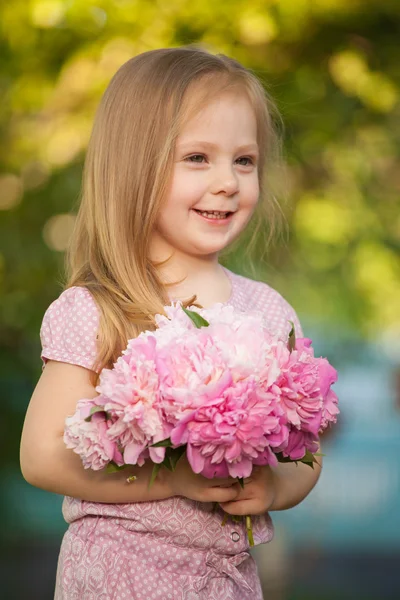 Beautiful baby girl with blonde  hair outdoors. Little girl 2-3 year old — Stock Photo, Image