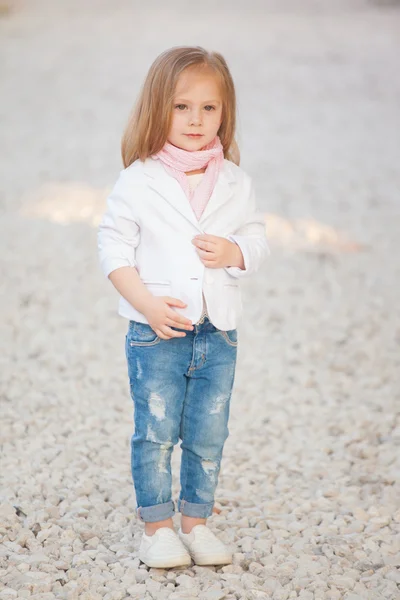 Schöne trendige Baby-Mädchen mit blonden Haaren im Freien. kleines Mädchen 2-3 Jahre alt — Stockfoto