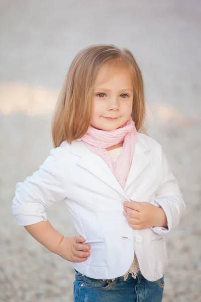 Mooie trendy babymeisje met blonde haren buitenshuis. 2-3 jaar oud meisje — Stockfoto