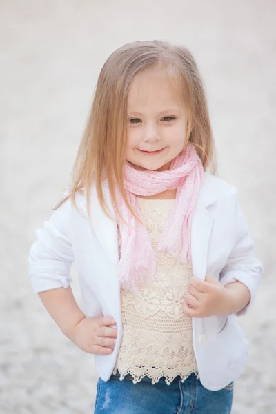 Mooie trendy babymeisje met blonde haren buitenshuis. 2-3 jaar oud meisje — Stockfoto