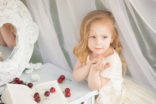 Retrato ao ar livre de menina bonito em vestido de princesa — Fotografia de Stock