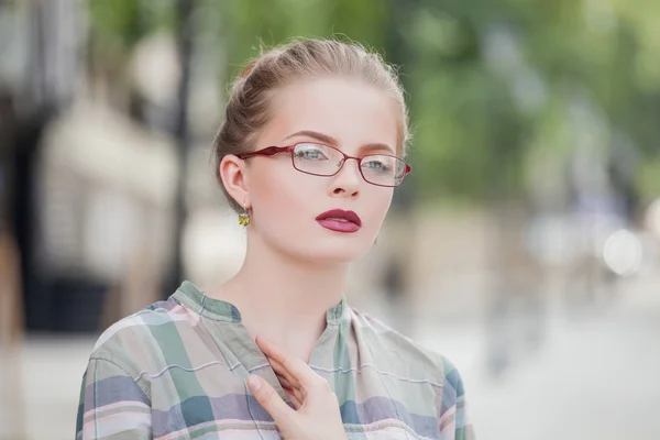 Όμορφη νεαρή ξανθιά γυναίκα με γυαλιά και έξω στην πόλη — Φωτογραφία Αρχείου