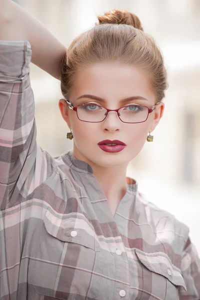 Beautiful young blonde woman with glasses out in the city — Stock Photo, Image