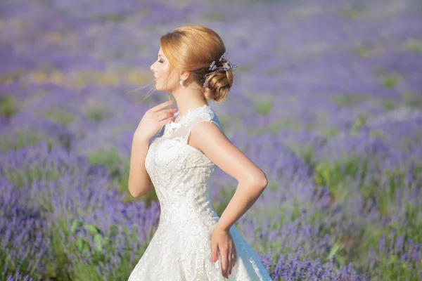 Schöne Braut am Hochzeitstag im Lavendelfeld — Stockfoto