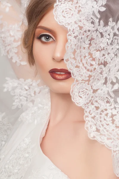 Beautiful and fashion bride with glamour makeup and hairstyle in luxury interior — Stock Photo, Image