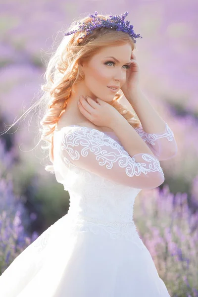 Bella sposa nel giorno del matrimonio in campo di lavanda — Foto Stock