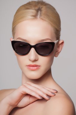 güzel ve güneş gözlüğü, yakın çekim portre, stüdyo çekim kız moda