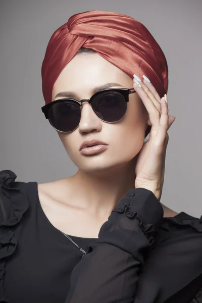 Menina bonita e de moda em óculos de sol, close-up retrato, tiro estúdio — Fotografia de Stock