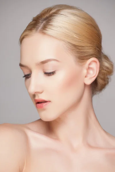 Divat szőke nő gyönyörű arc - elszigetelt fehér. Skin care koncepciót. — Stock Fotó