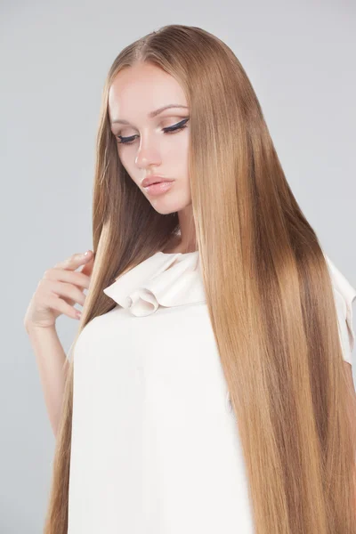 Vackert hår, porträtt av en ung flicka — Stockfoto