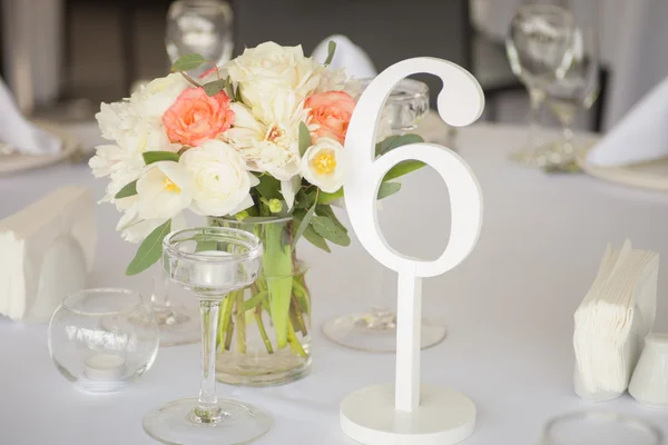 Conjunto de mesa para uma festa de evento ou recepção de casamento — Fotografia de Stock