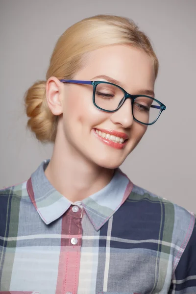 Close-up portrait of beautiful young woman in glasses — Stock Photo, Image
