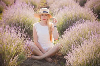 Lavanta alanında uzun sarı saçlı güzel kadın