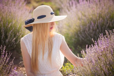 Lavanta alanında uzun sarı saçlı güzel kadın