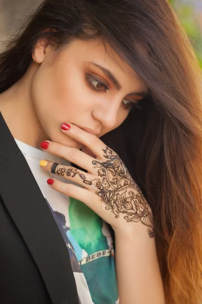 Portrait of a young indian woman in casual style with mehendi on the streets of old city — Stock Photo, Image