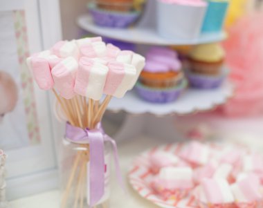 çikolata çocuk doğum günü için pastel renklerde