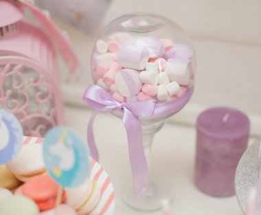 çikolata çocuk doğum günü için pastel renklerde