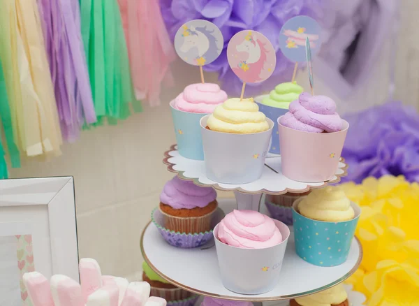 Barra de doces em cores pastel para o aniversário das crianças — Fotografia de Stock