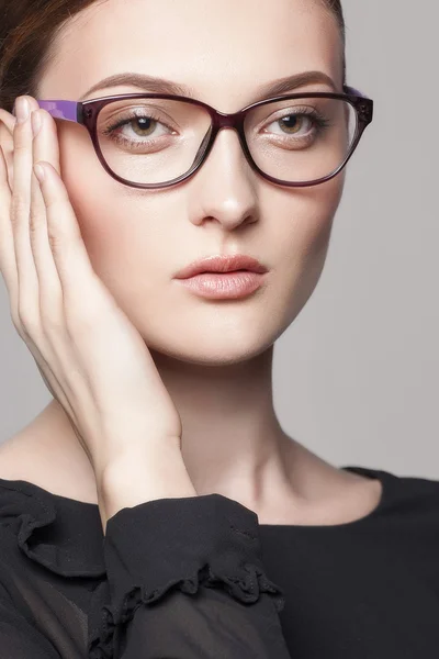 Close-up retrato de bela jovem mulher em óculos — Fotografia de Stock