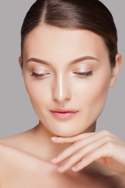 Güzel yüz - beyaz izole kadın moda. Cilt bakım kavramı.