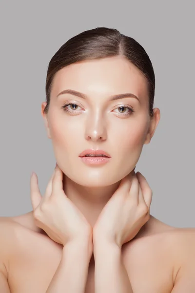 Mode kvinna med vackra ansikte - isolerade på vitt. Skin care koncept. — Stockfoto