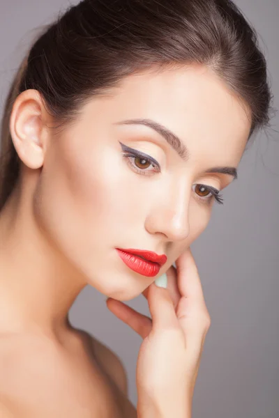 La mujer de moda con la cara hermosa - aislado en blanco. Concepto de cuidado de la piel . —  Fotos de Stock