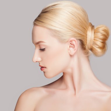 Güzel yüz - beyaz izole kadın moda. Cilt bakım kavramı.