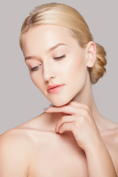 Kobieta moda z piękną twarz - na białym tle. Koncepcja pielęgnacji skóry. — Zdjęcie stockowe