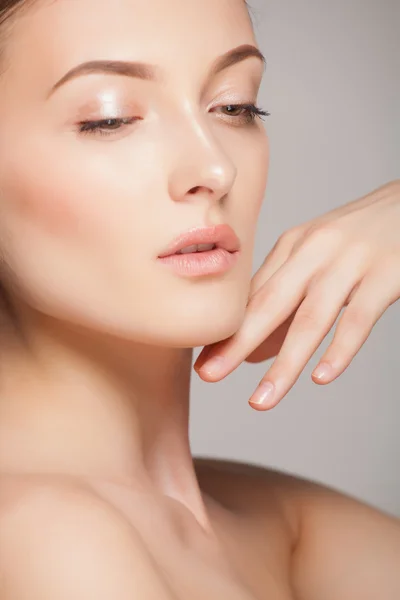 La mujer de moda con la cara hermosa - aislado en blanco. Concepto de cuidado de la piel . — Foto de Stock