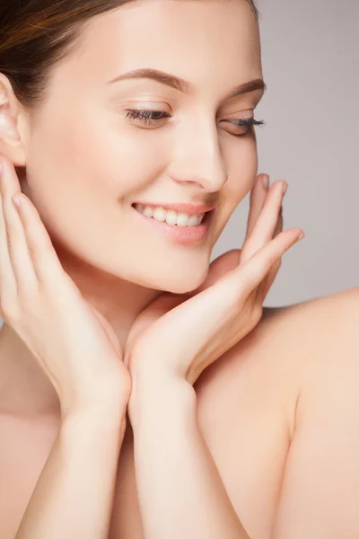 Mode kvinna med vackra ansikte - isolerade på vitt. Skin care koncept. — Stockfoto